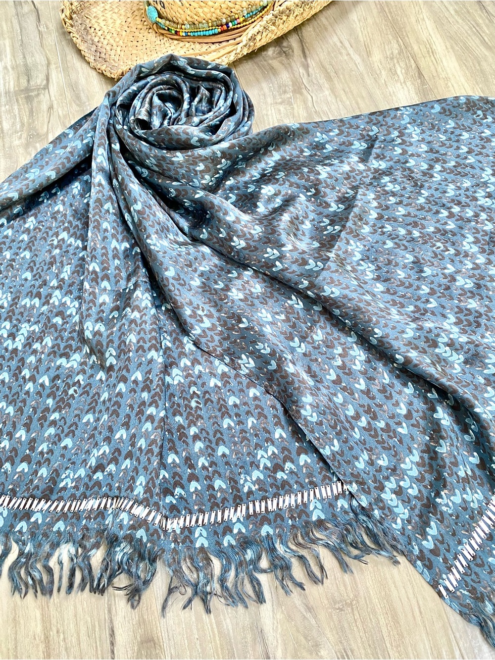Dreamy silk scarf w metal detailing - Picture 10 of 10